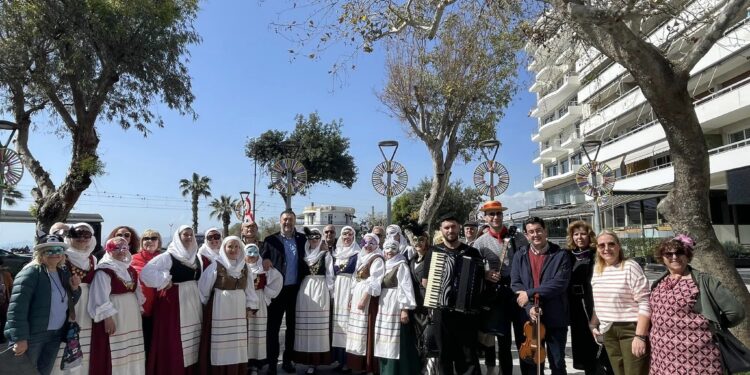 Αποκριάτικο Έθιμο Από Τη Λευκάδα Στο Κέντρο Του Παλαιού Φαλήρου (ΕΙΚΟΝΕΣ)